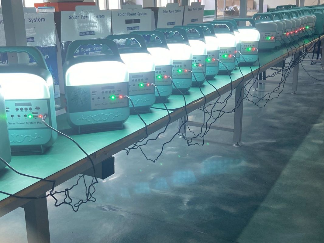12W太陽電池パネルシステム4 LED球根の携帯用太陽エネルギーの照明装置のキット