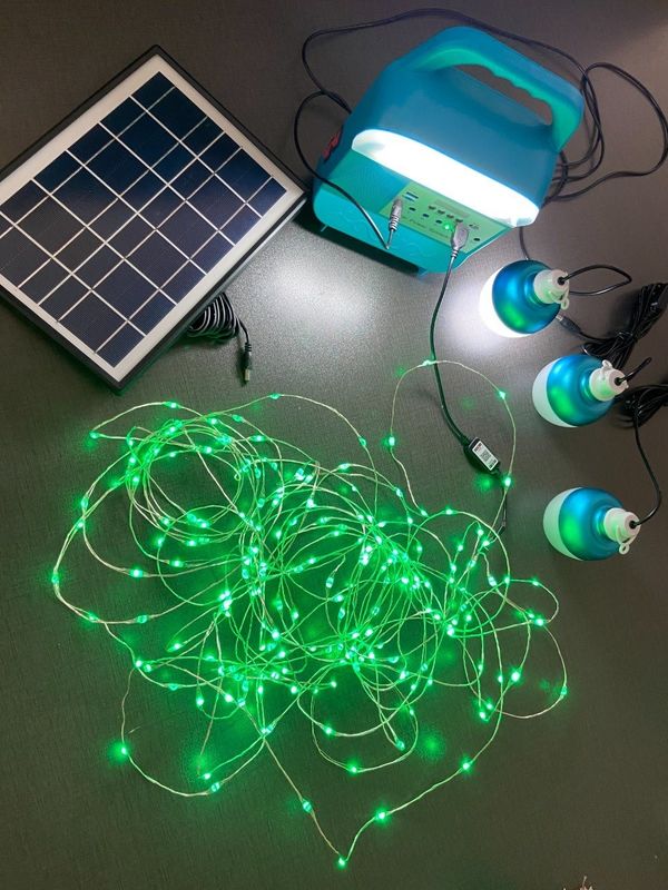 12W太陽電池パネルシステム4 LED球根の携帯用太陽エネルギーの照明装置のキット