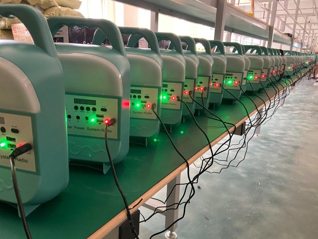 12W太陽電池パネルシステム4 LED球根の携帯用太陽エネルギーの照明装置のキット