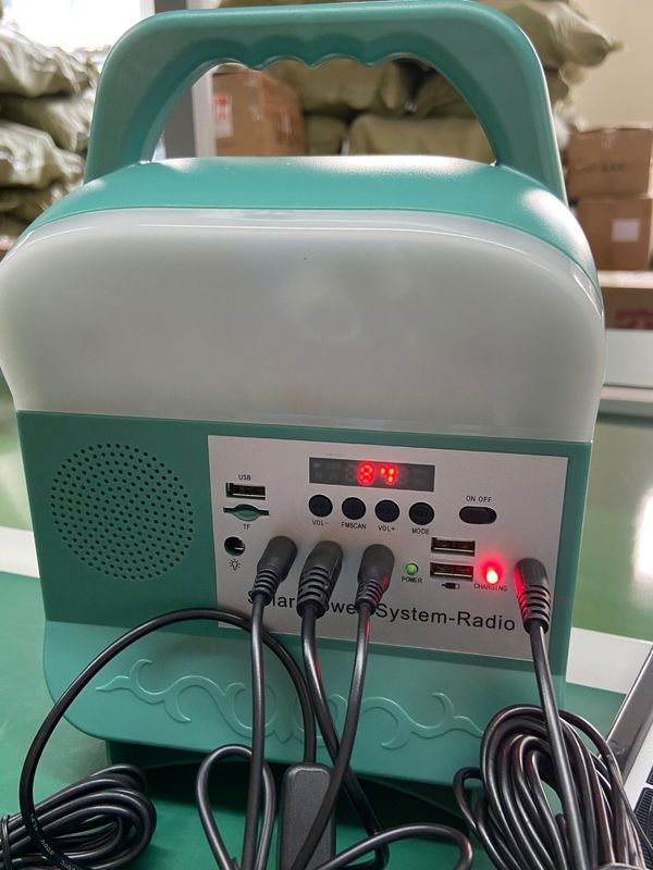 12W太陽電池パネルシステム4 LED球根の携帯用太陽エネルギーの照明装置のキット
