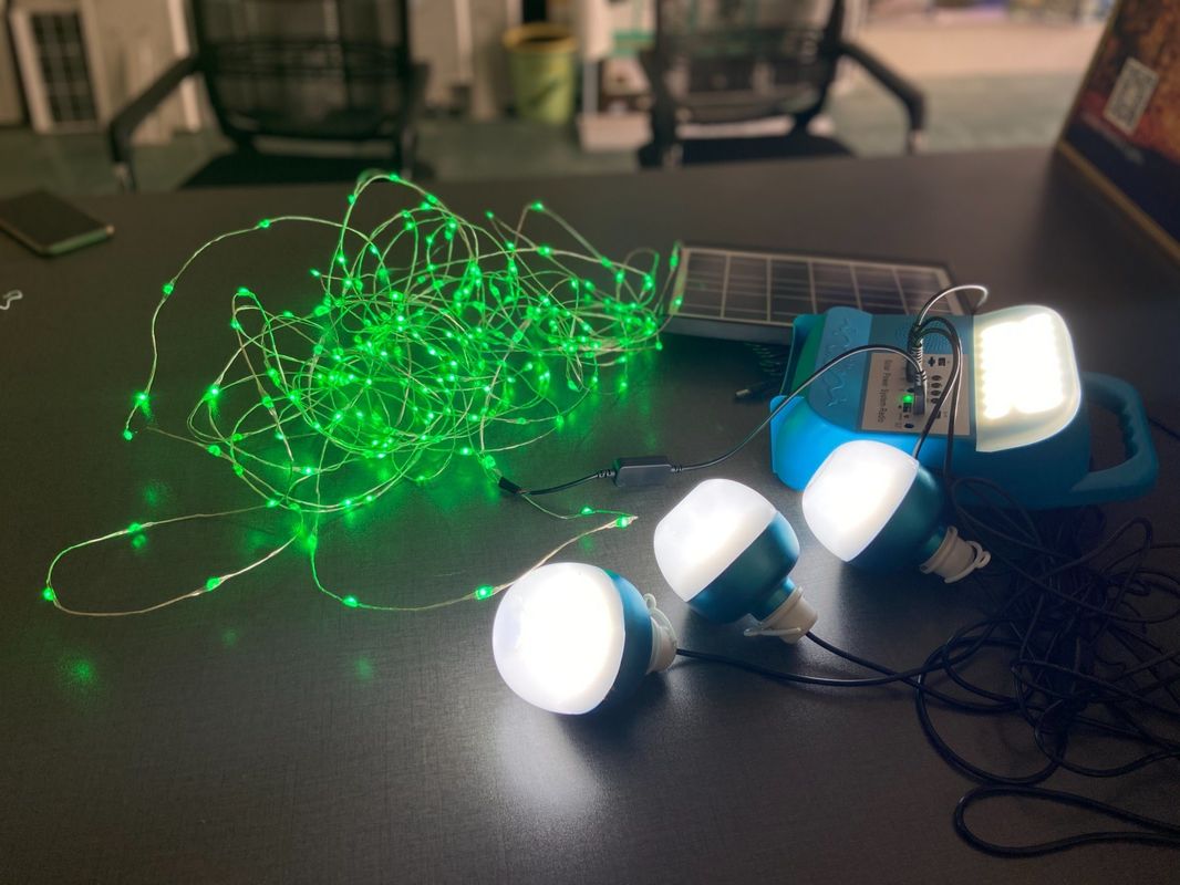 12W太陽電池パネルシステム4 LED球根の携帯用太陽エネルギーの照明装置のキット