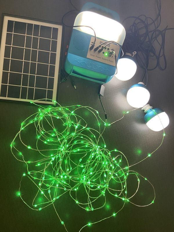 12W太陽電池パネルシステム4 LED球根の携帯用太陽エネルギーの照明装置のキット