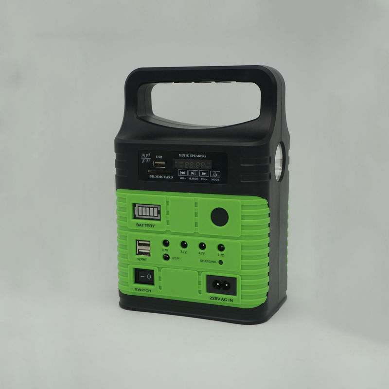 7500mah FMのラジオ エムピー・スリーの小型屋外のキャンプで造られるを用いる携帯用太陽エネルギーシステム キット