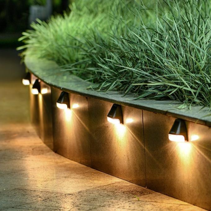太陽動力を与えられた塀の壁は庭ランプのステップ道のDeckingの屋外2LED太陽塀ライトをつける